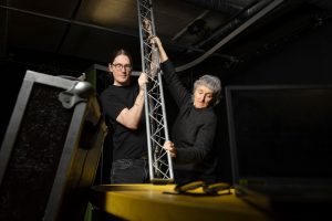 Businessportrait 2 Schaupieler beim Bühnenabbau