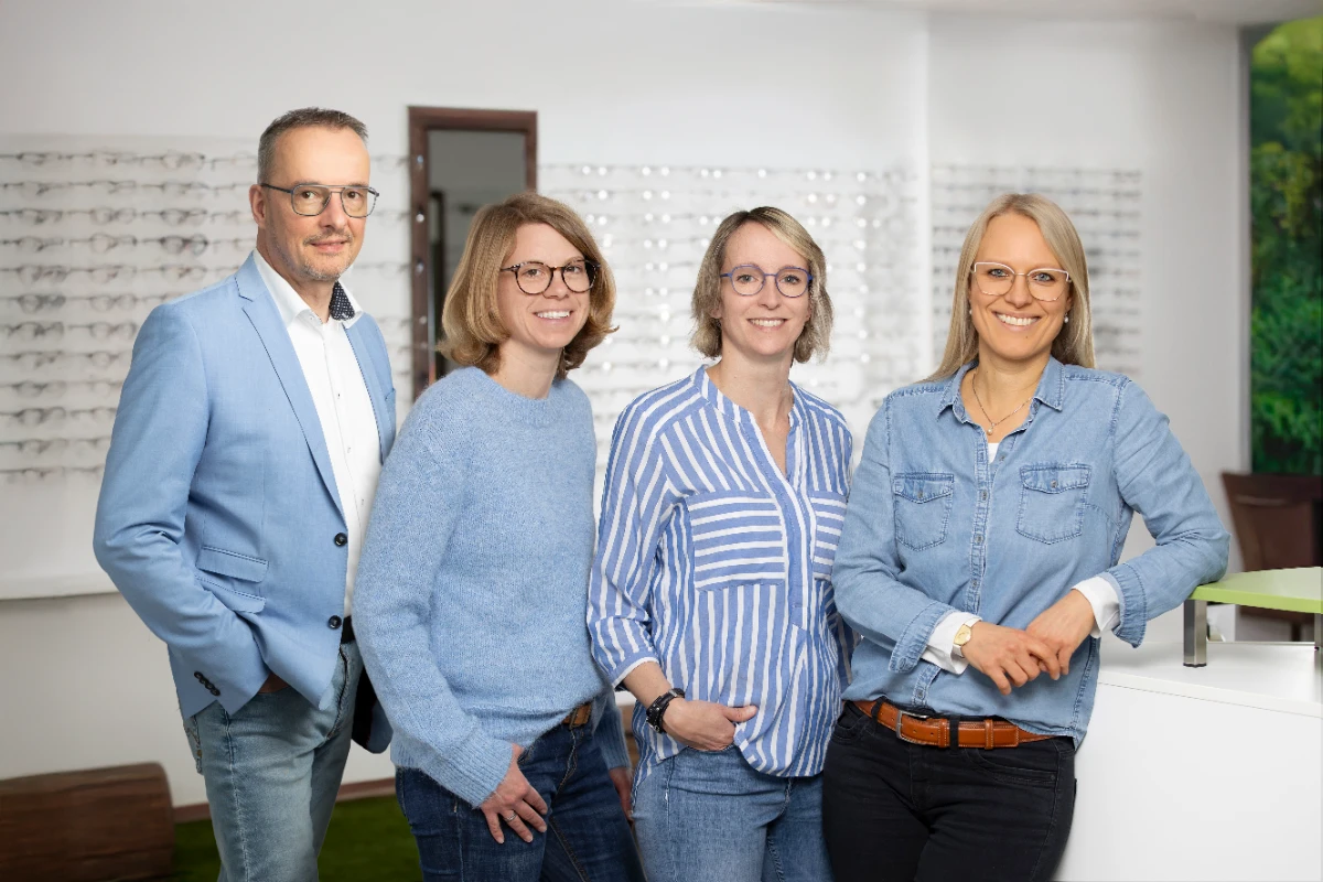 Mitarbeiter eines Optikers