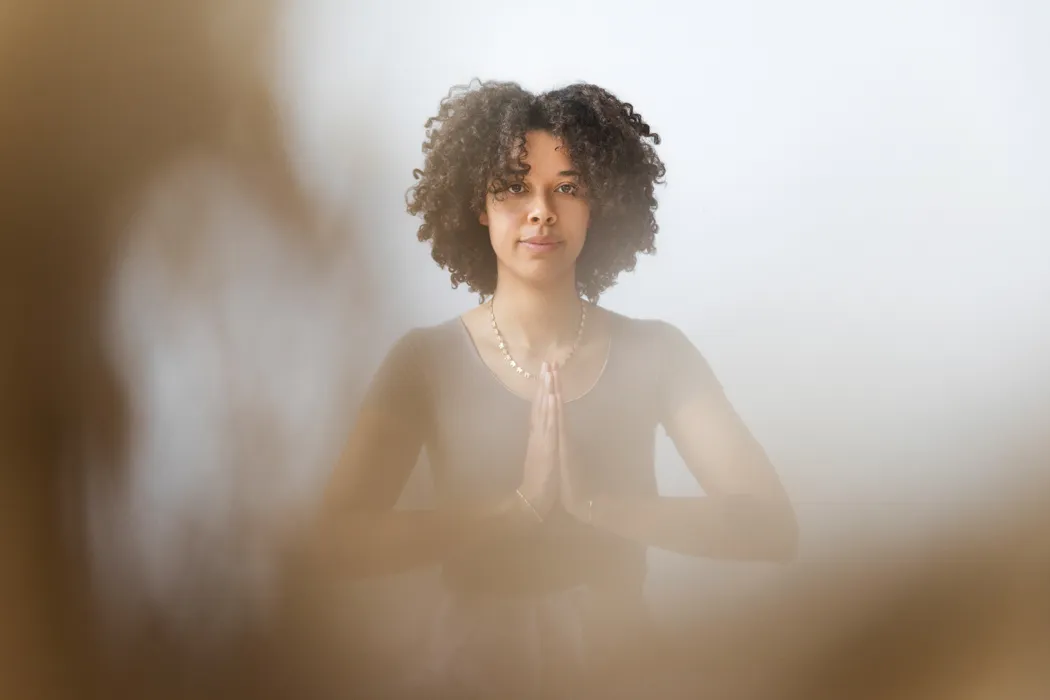 Yogalehrerin sitzend