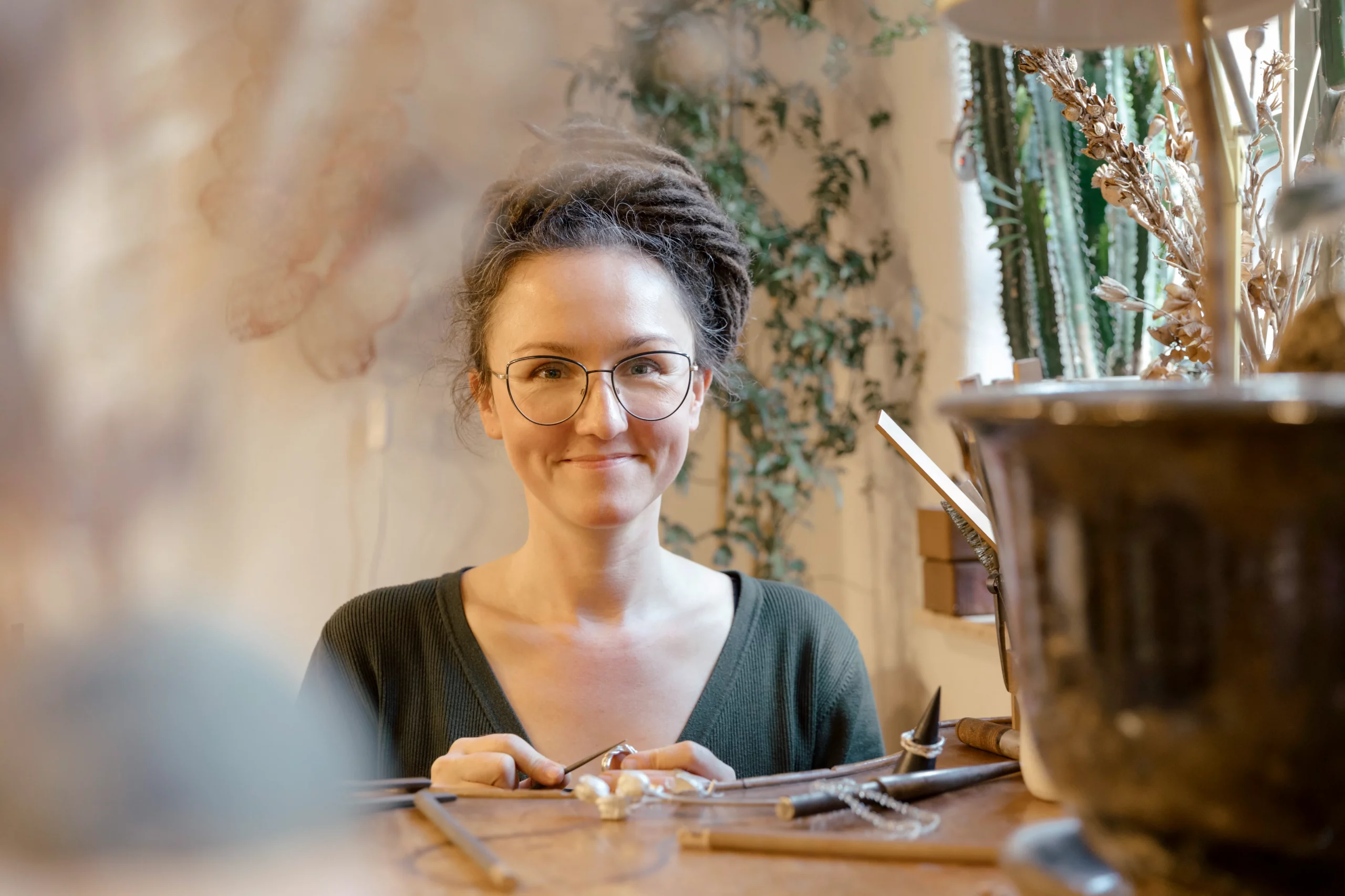 Frau an Werkbank
