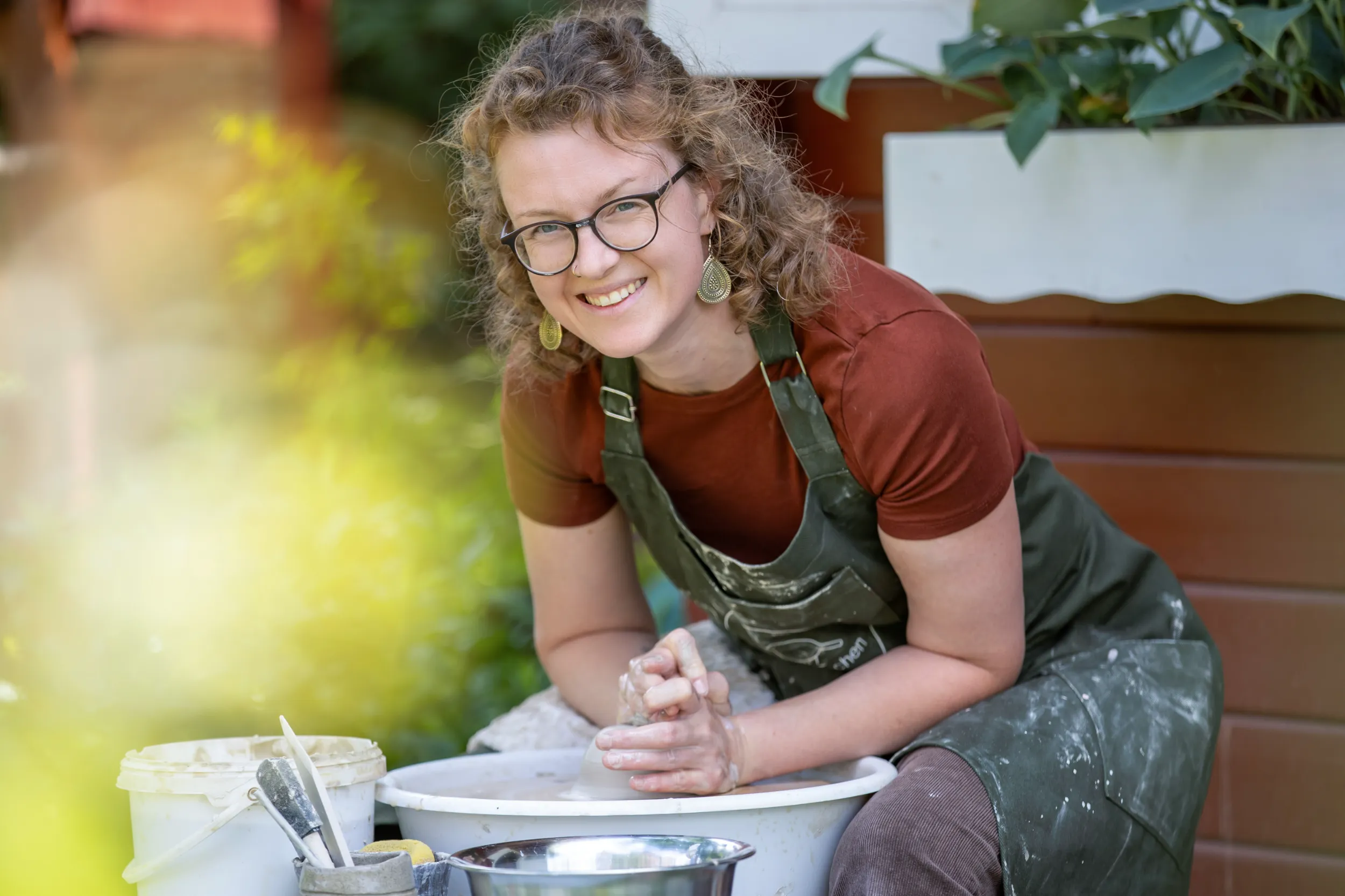 Keramikerin bei der Arbeit